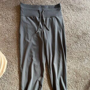 Vuori Women's Green Joggers LIKE NEW Size Medium